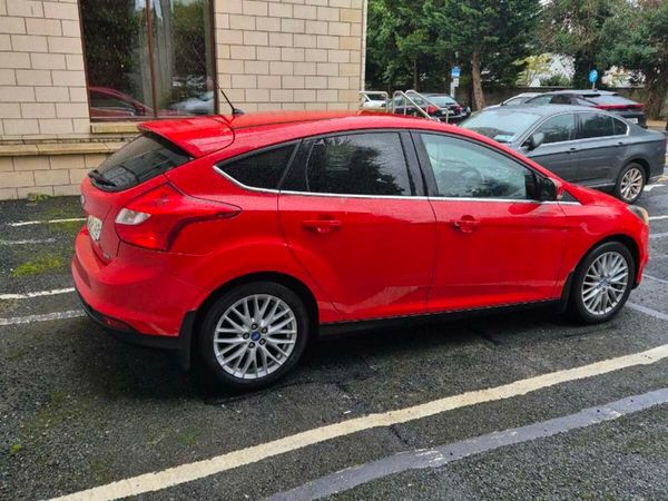 Ford Focus Hatchback, Petrol, 2013, Red