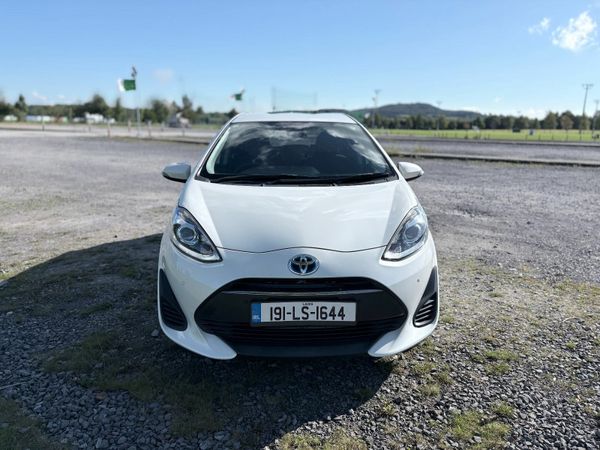 Toyota Aqua Hatchback, Petrol Hybrid, 2019, White