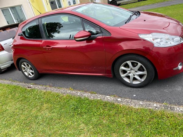Peugeot 208 Hatchback, Petrol, 2013, Red