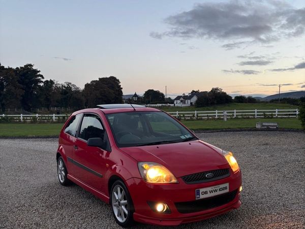 Ford Fiesta Hatchback, Petrol, 2006, Red