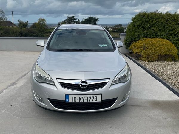 Opel Astra Hatchback, Petrol, 2010, Silver