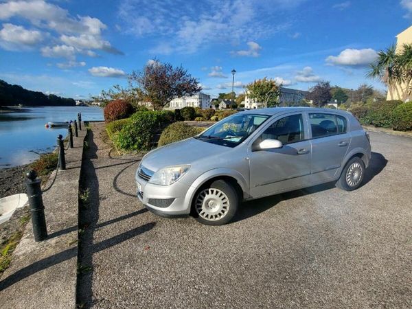 Opel Astra Hatchback, Petrol, 2009, Silver