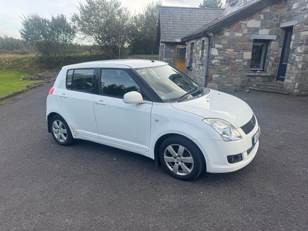 Suzuki Swift Hatchback, Petrol, 2010, White