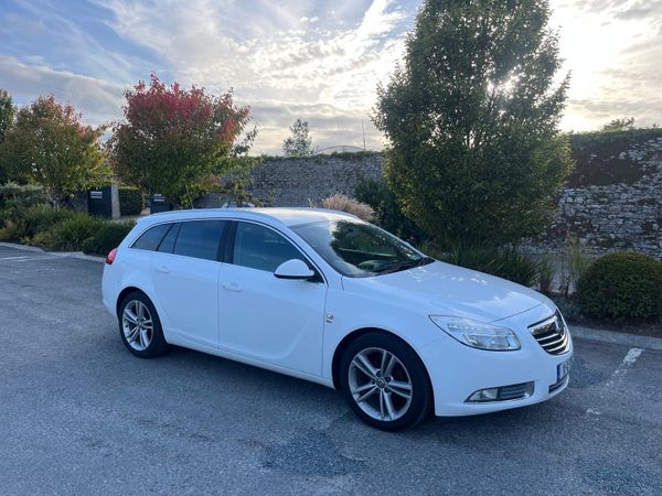 Vauxhall Insignia Hatchback, Petrol, 2011, White