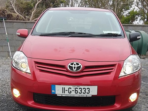 Toyota Auris Hatchback, Petrol, 2011, Red