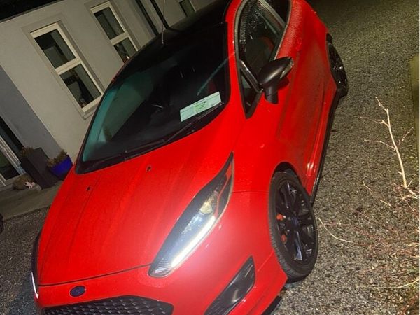 Ford Fiesta Hatchback, Petrol, 2016, Red