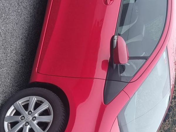 Toyota Yaris Hatchback, Petrol, 2014, Red