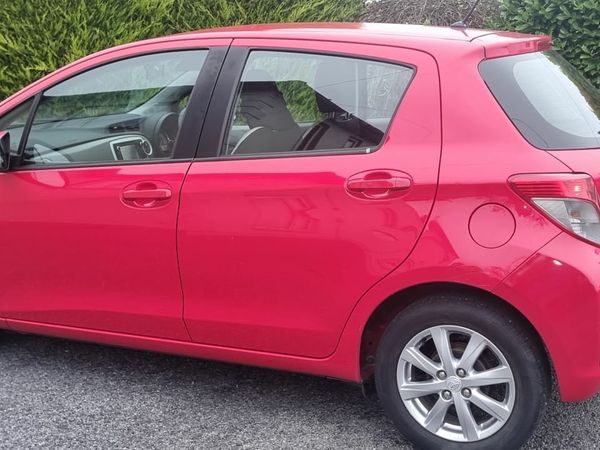 Toyota Yaris Hatchback, Petrol, 2014, Red