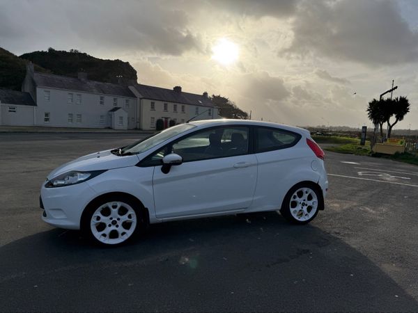 Ford Fiesta Hatchback, Diesel, 2011, White