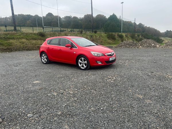 Vauxhall Astra Hatchback, Diesel, 2011, Red