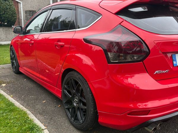 Ford Focus Hatchback, Diesel, 2012, Red