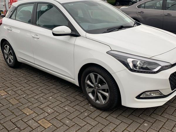 Hyundai i20 Hatchback, Petrol, 2017, White