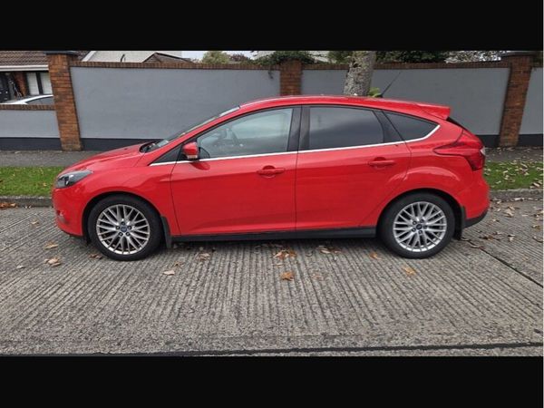 Ford Focus Hatchback, Petrol, 2014, Red