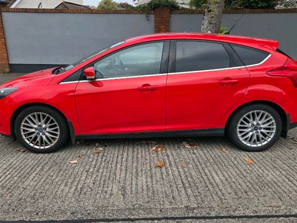 Ford Focus Hatchback, Petrol, 2014, Red