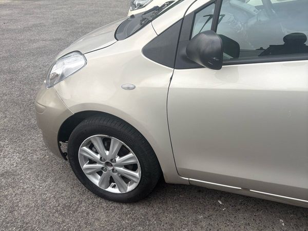 Toyota Yaris Hatchback, Petrol, 2011, Gold