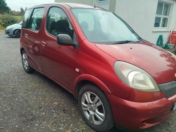 Toyota Yaris Hatchback, Petrol, 2000, Red