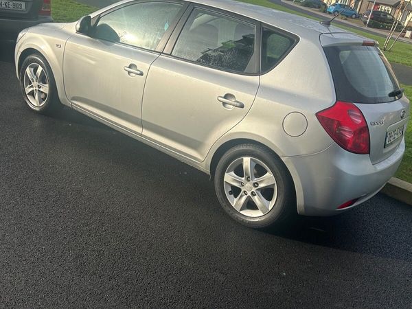 Kia Ceed Hatchback, Petrol, 2008, Silver