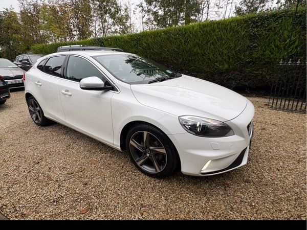 Volvo V40 Hatchback, Diesel, 2015, White