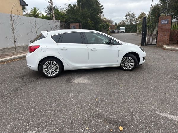 Vauxhall Astra Hatchback, Petrol, 2015, White