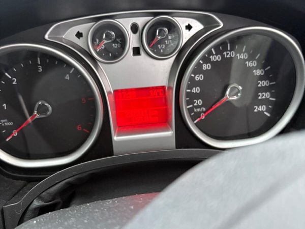 Ford Focus Hatchback, Diesel, 2009, Gold