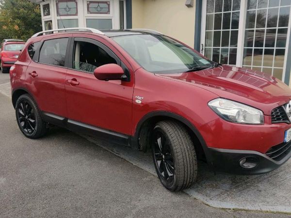 Nissan Qashqai Hatchback, Diesel, 2013, Red