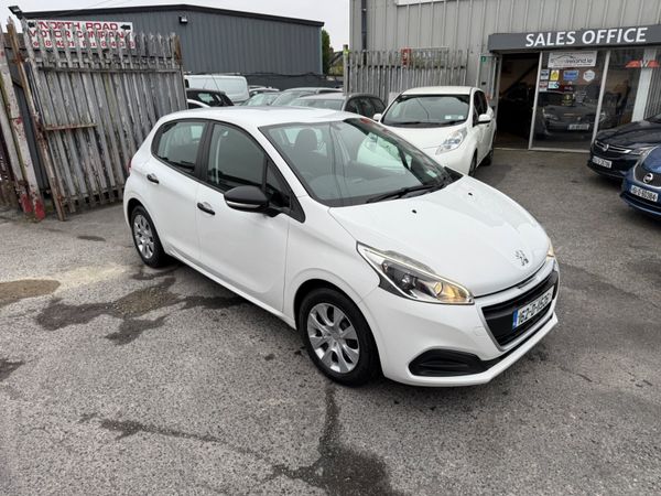 Peugeot 208 Hatchback, Petrol, 2016, White