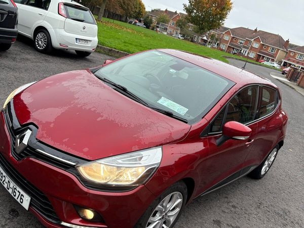Renault Clio Hatchback, Petrol, 2019, Red