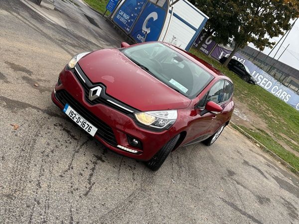 Renault Clio Hatchback, Petrol, 2019, Red