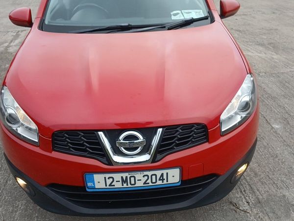 Nissan Qashqai Hatchback, Diesel, 2012, Red