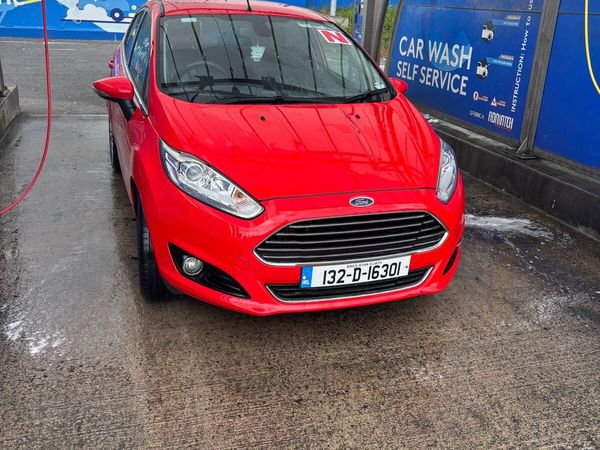 Ford Fiesta Hatchback, Petrol, 2013, Red