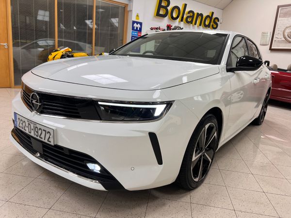 Opel Astra Hatchback, Petrol Plug-in Hybrid, 2023, White