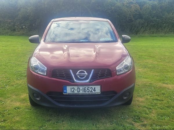Nissan Qashqai Hatchback, Diesel, 2012, Red
