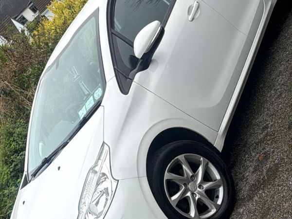 Peugeot 208 Hatchback, Diesel, 2013, White