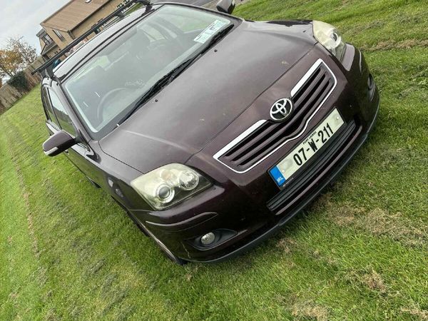 Toyota Avensis Saloon, Petrol, 2007, Red