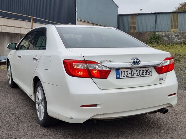 Toyota Camry Saloon, Petrol Hybrid, 2013, White