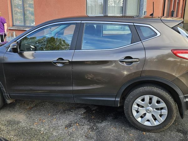 Nissan Qashqai Hatchback, Diesel, 2014, Brown