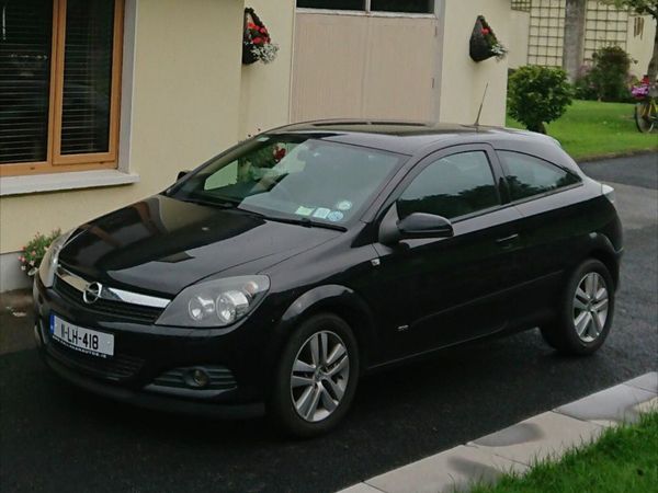 Opel Astra Hatchback, Petrol, 2011, Black