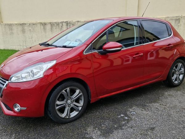 Peugeot 208 Hatchback, Petrol, 2015, Red