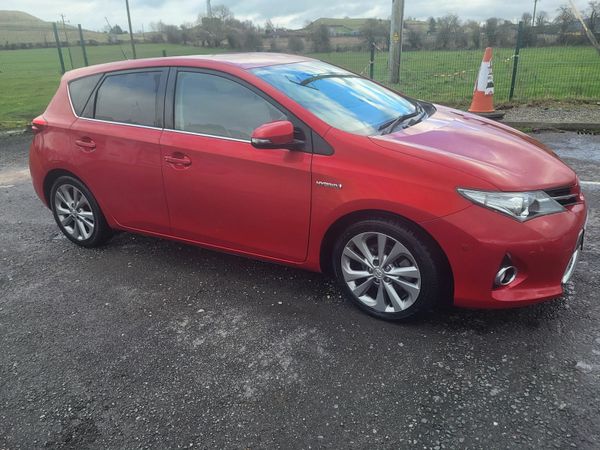 Toyota Auris Hatchback, Petrol Hybrid, 2015, Red