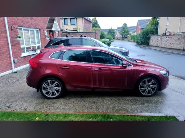Volvo V40 Hatchback, Diesel, 2016, Red