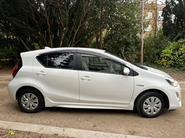 Toyota Aqua Hatchback, Petrol Hybrid, 2017, White