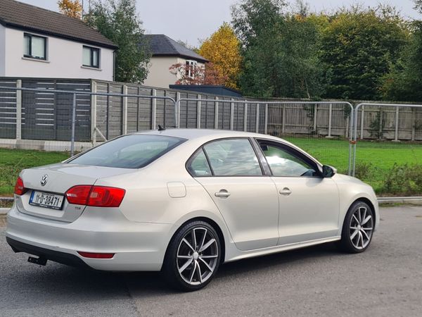 Volkswagen Jetta Saloon, Diesel, 2011, Silver