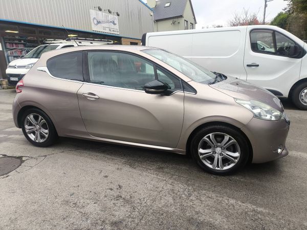 Peugeot 208 Hatchback, Diesel, 2013, Silver