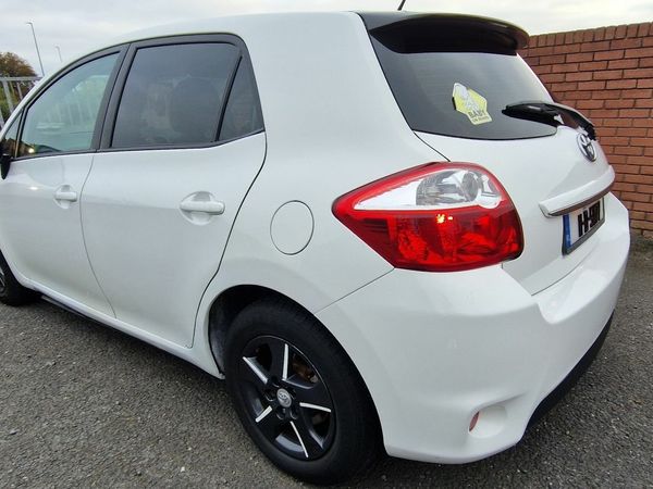 Toyota Auris Hatchback, Petrol Hybrid, 2011, White