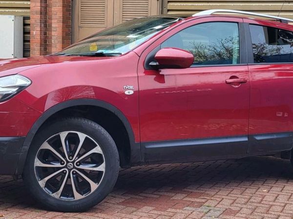 Nissan Qashqai Hatchback, Diesel, 2012, Red