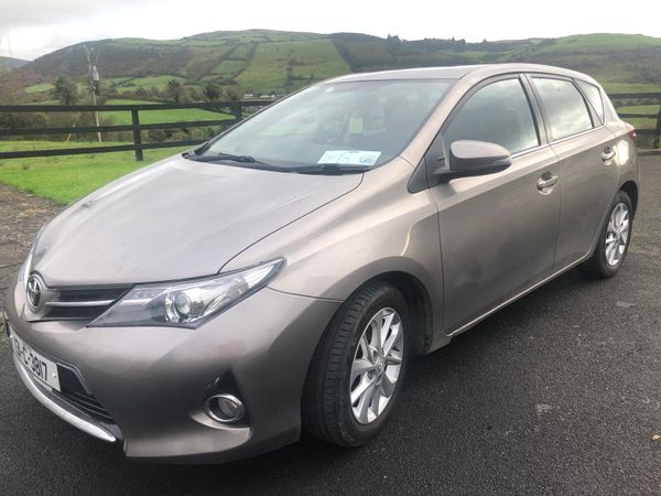 Toyota Auris Hatchback, Diesel, 2013, Bronze