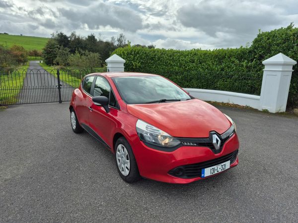 Renault Clio Hatchback, Petrol, 2013, Red