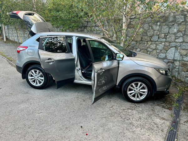 Nissan Qashqai Hatchback, Diesel, 2015, Silver