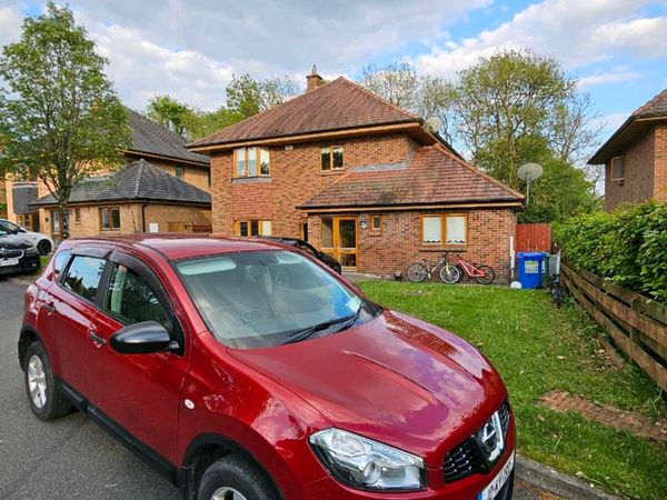Nissan Qashqai Hatchback, Diesel, 2010, Red