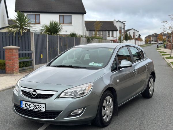Opel Astra Hatchback, Petrol, 2012, Silver
